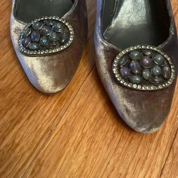 Stuart Weitzman gray velvet jeweled round toe heels size 8 - Picture 2 of 7